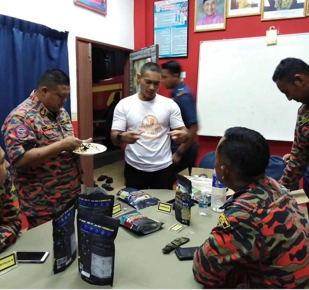 Sesi merasa produk KEMBARA bersama anggota Bomba